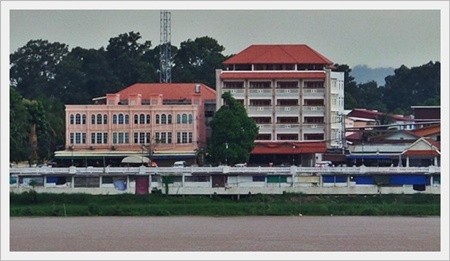 โรงแรมริเวอร์ฟร้อนท์ :: Riverfront Hotel in Mukdahan :: โรงแรม ติด ริมโขง  ห้องพัก ที่พัก ใจกลาง ตลาดอินโดจีน จังหวัด มุกดาหาร::..